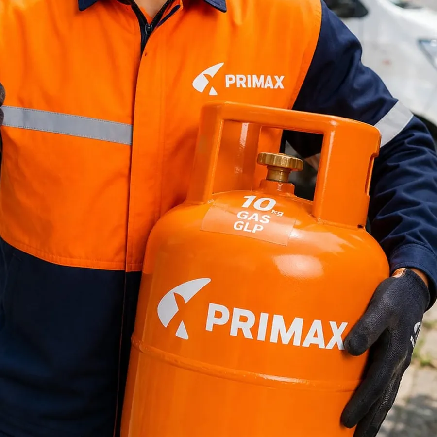 Repartidor con un balón Primax de 10 kg
